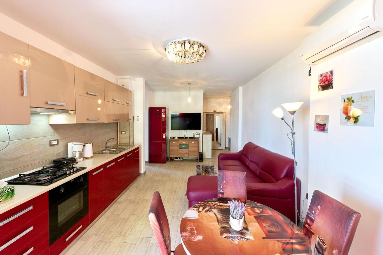 Glamour Red Apartment 22 In Spa Pool Resort Mamaia Bagian luar foto