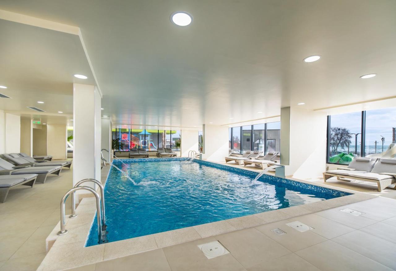 Glamour Red Apartment 22 In Spa Pool Resort Mamaia Bagian luar foto