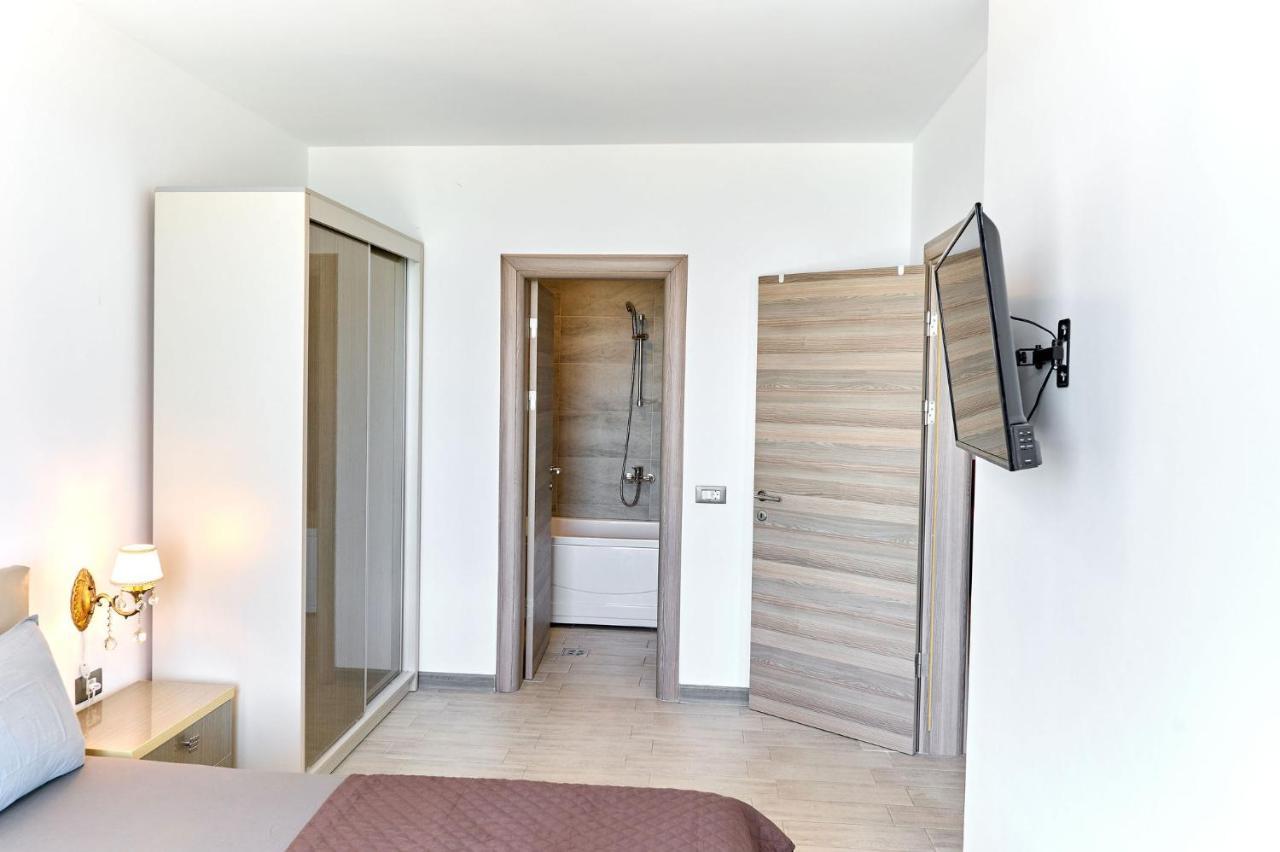 Glamour Red Apartment 22 In Spa Pool Resort Mamaia Bagian luar foto