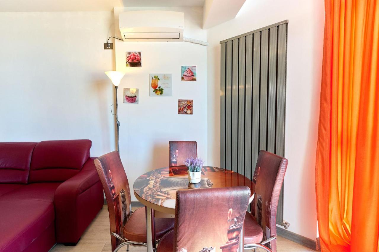Glamour Red Apartment 22 In Spa Pool Resort Mamaia Bagian luar foto